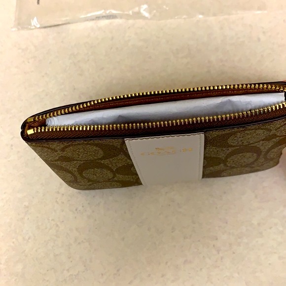 ⭐️NWT⭐️ Coach Corner Zip Wristlet Signature canvas - Picture 7 of 7